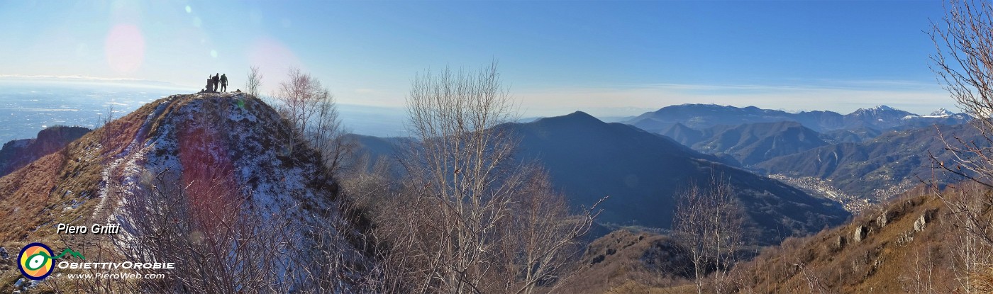 60 Vista panoramica verso Costone (1195 m) a sx e Canto Alto (1146 m) a dx.jpg